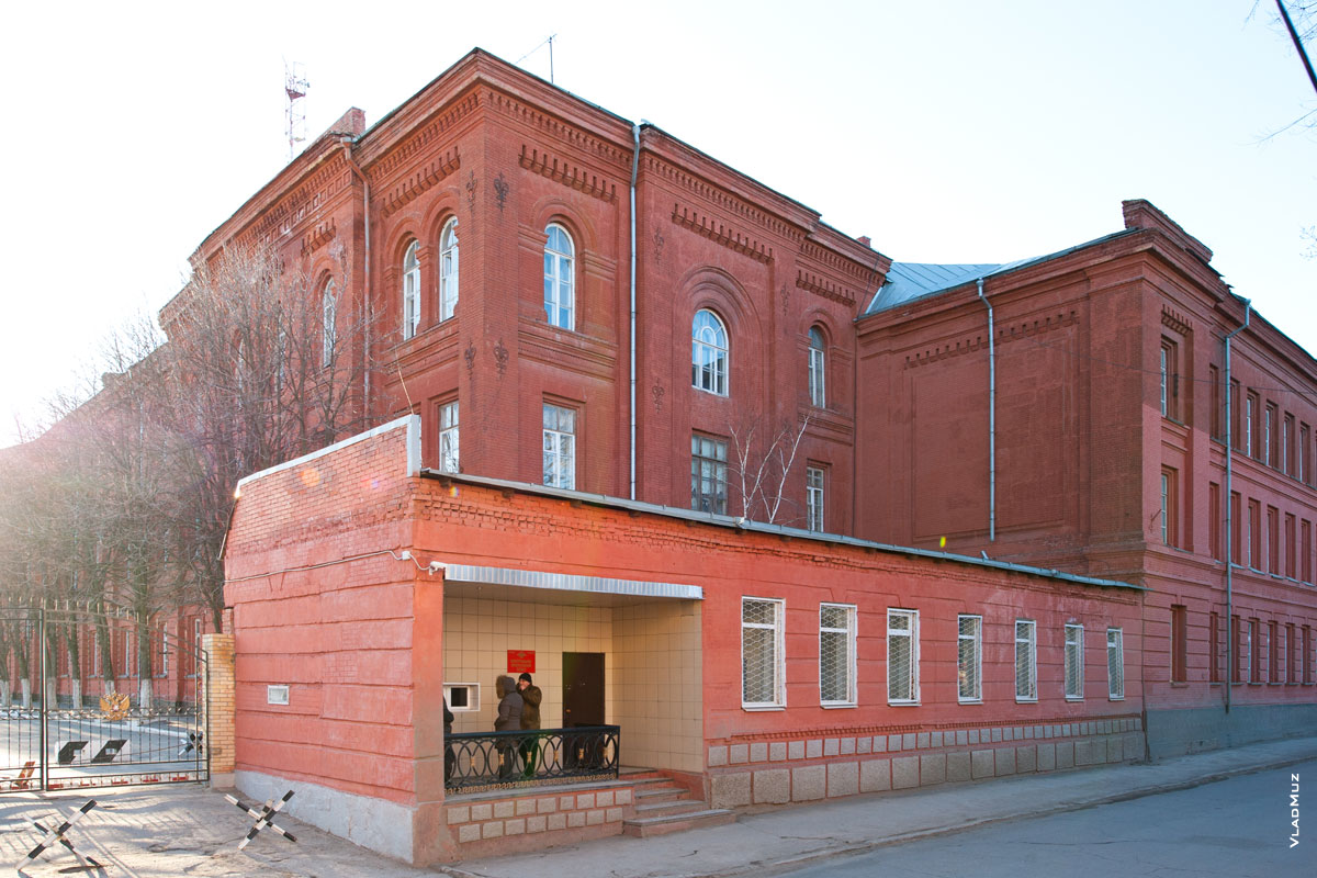 Фото бывшего 3-х этажного здания Кадетского корпуса из красного кирпича в Новочеркасске