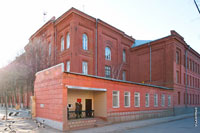 Бывшее 3-х этажное здание Кадетского корпуса из красного кирпича