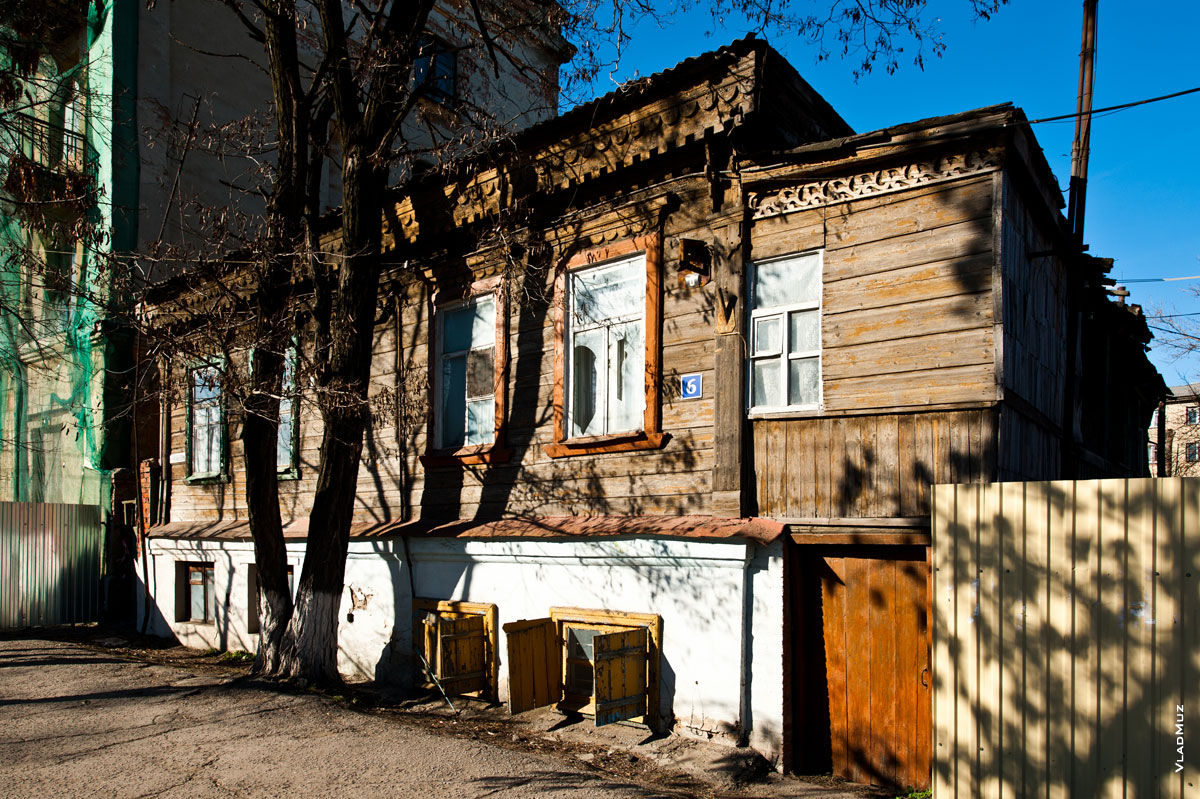 Фото старого деревянного дома в Новочеркасске на Баклановском проспекте