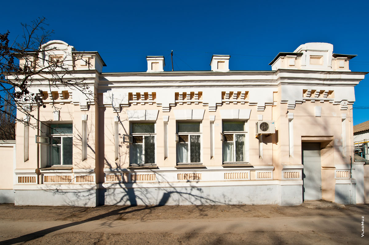 Фото 1-этажного старинного дома в светлых тонах в Новочеркасске на Баклановском проспекте