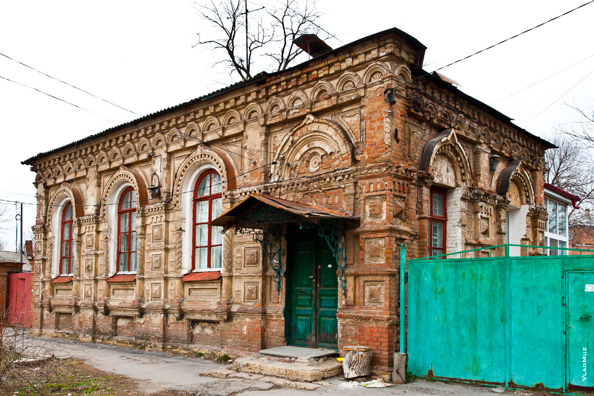 Пример архитектурных украшений на обычном доме по улице Троицкой в Новочеркасске