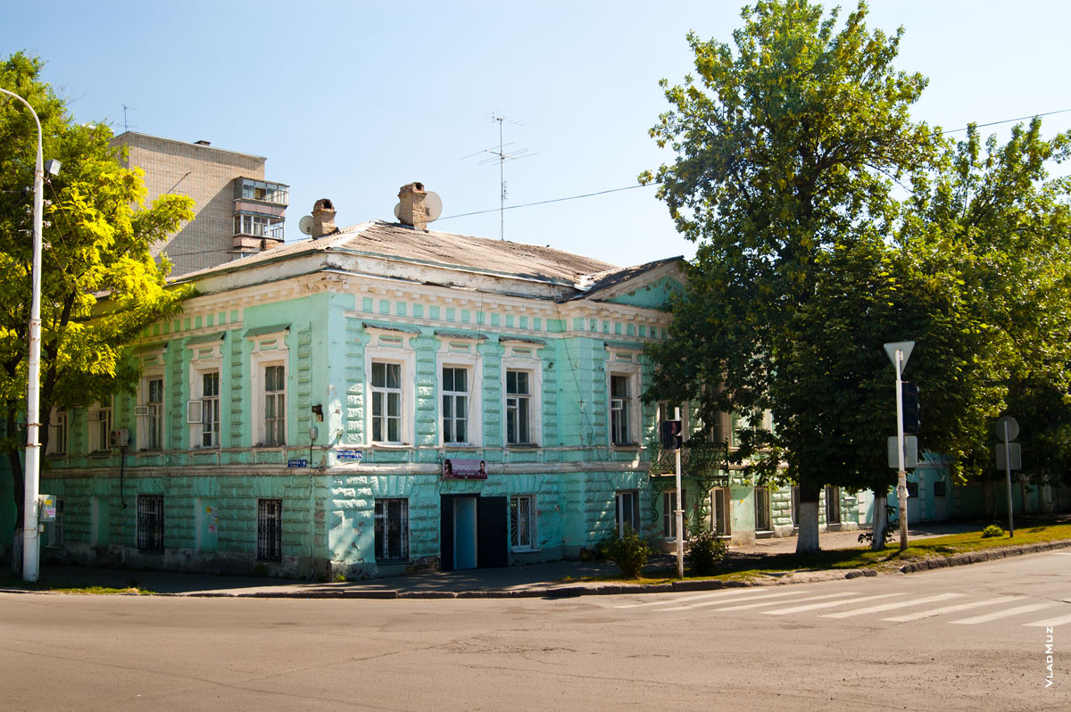 Фото старинного 2-х этажного дома на Платовском проспекте в Новочеркасске вблизи Соборной площади