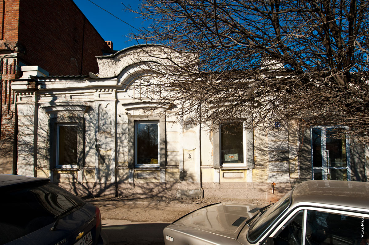 Фото белого старинного дома в Новочеркасске на Баклановском проспекте