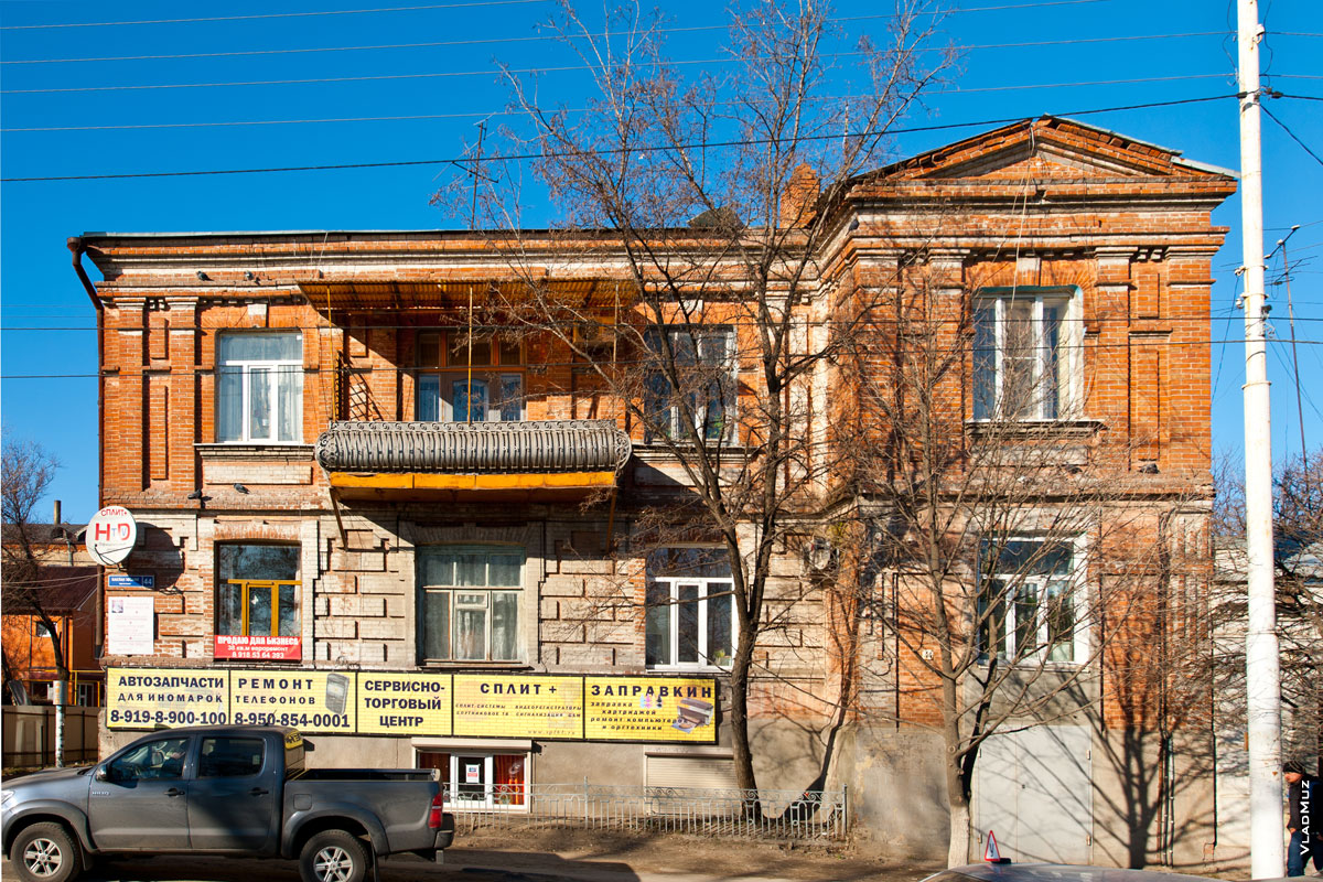 Фото старинного дома с балконом на Баклановском проспекте в Новочеркасске
