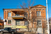Старинный дом с балконом на Баклановском проспекте