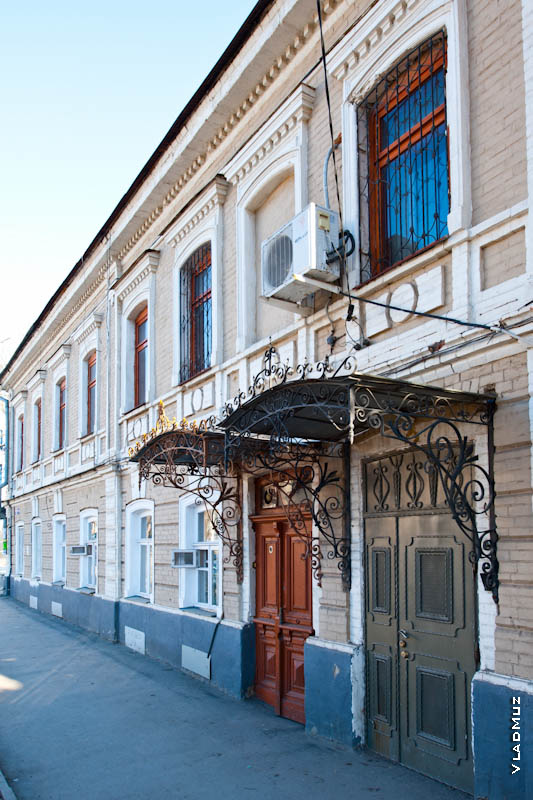 Фото пары изящных кованых козырьков рядом на улице в Новочеркасске