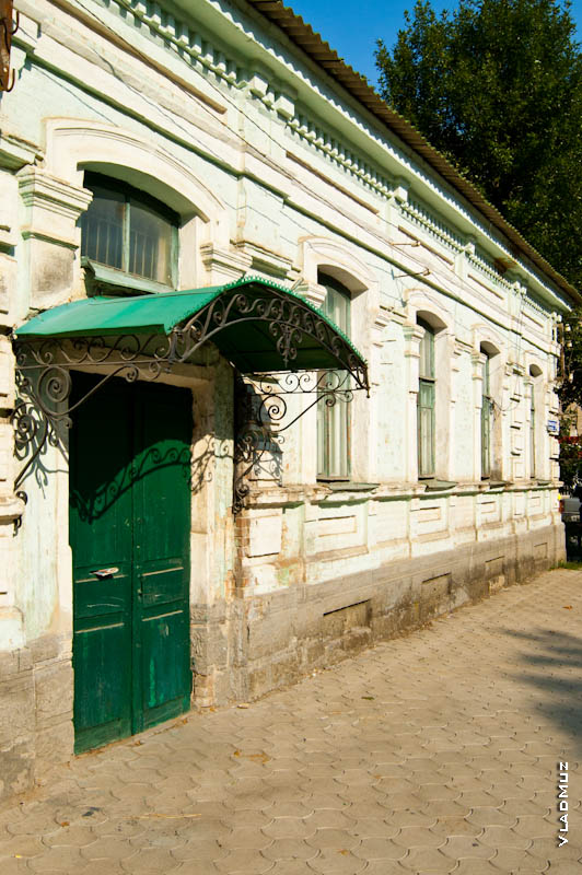 Фото козырька на входе в дом в Новочеркасске