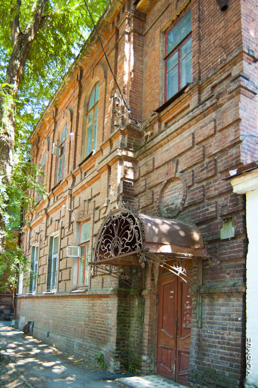 Фото красивого дома на улице Дубовского в Новочеркасске с особенным козырьком