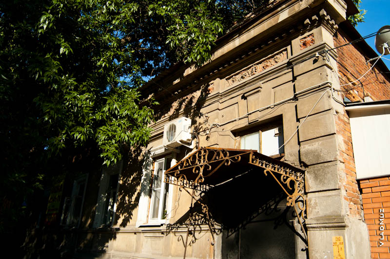 Фото старого кованого козырька на крыльце старинного дома в Новочеркасске