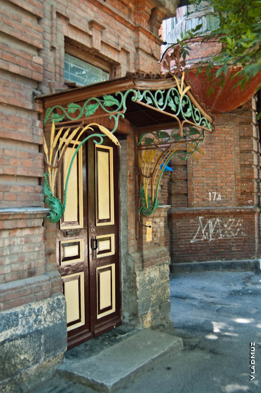 Фото из коллекции старых, кованых козырьков в Новочеркасске на входах в дома
