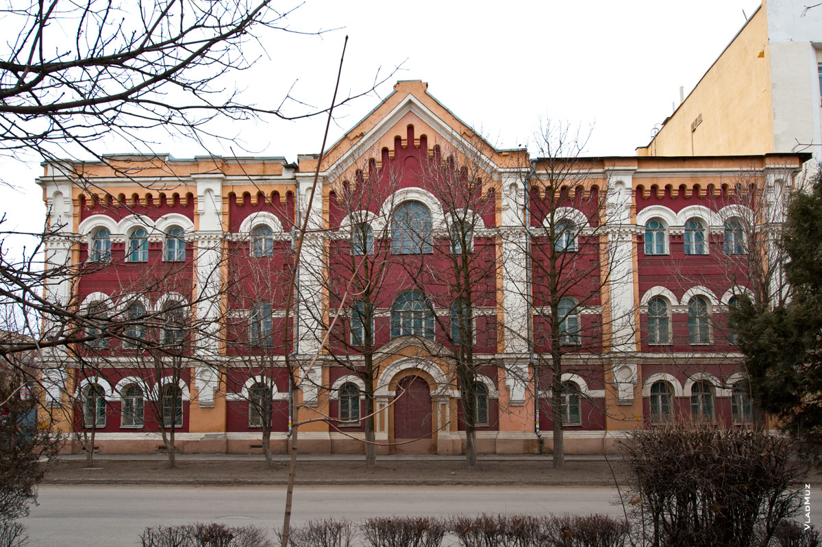 Фото красивого 3-х этажного здания на территории Новочеркасского училища связи