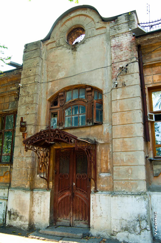Фото старинных дверей, окон, всей входной группы дома в Новочеркасске