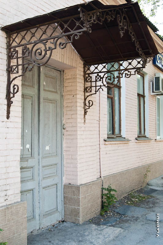 Фото из коллекции старых, кованых козырьков в Новочеркасске на входах в дома