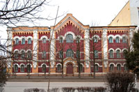 Здесь видно красивое 3-х этажное здание на территории Новочеркасского училища связи