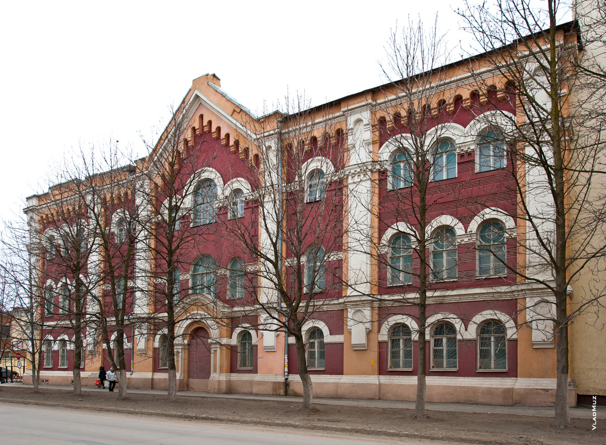 Фото 3-х этажного здания в Новочеркасске на территории училища связи