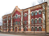 Здание красивое, под каким углом на него не посмотри. Судя по старинным открыткам Новочеркасска, похоже на бывшую духовную семинарию