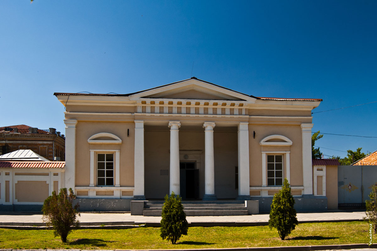 Фото старинного дома с колонами на Платовском проспекте, в котором располагалась военная комендатура Новочеркасска