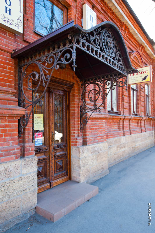Фото из коллекции старинных, кованых козырьков в Новочеркасске на входах в дома