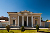 В этом доме с колонами на Платовском проспекте располагалась военная комендатура Новочеркасска