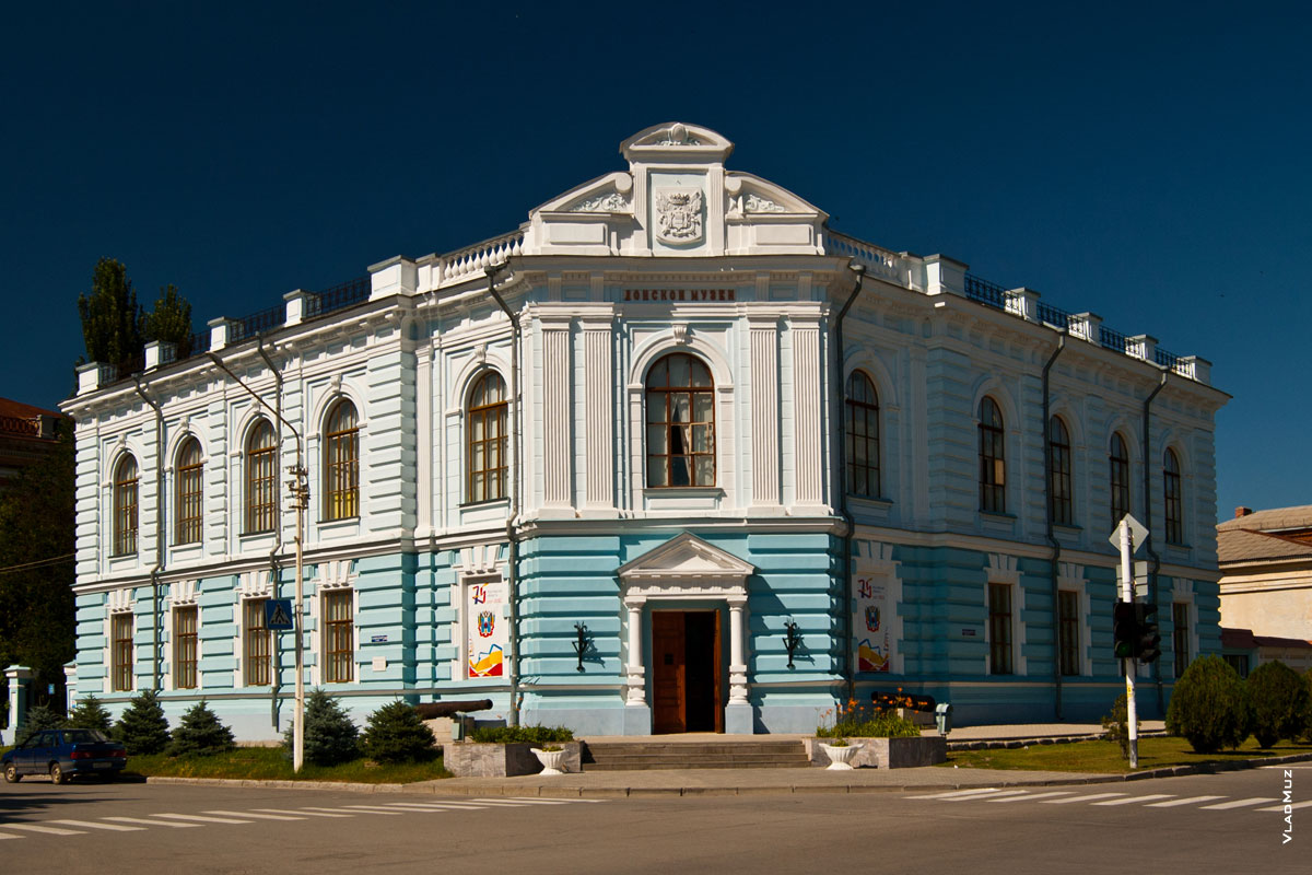 Фото здания Донского музея в Новочеркасске в лучшем цвете