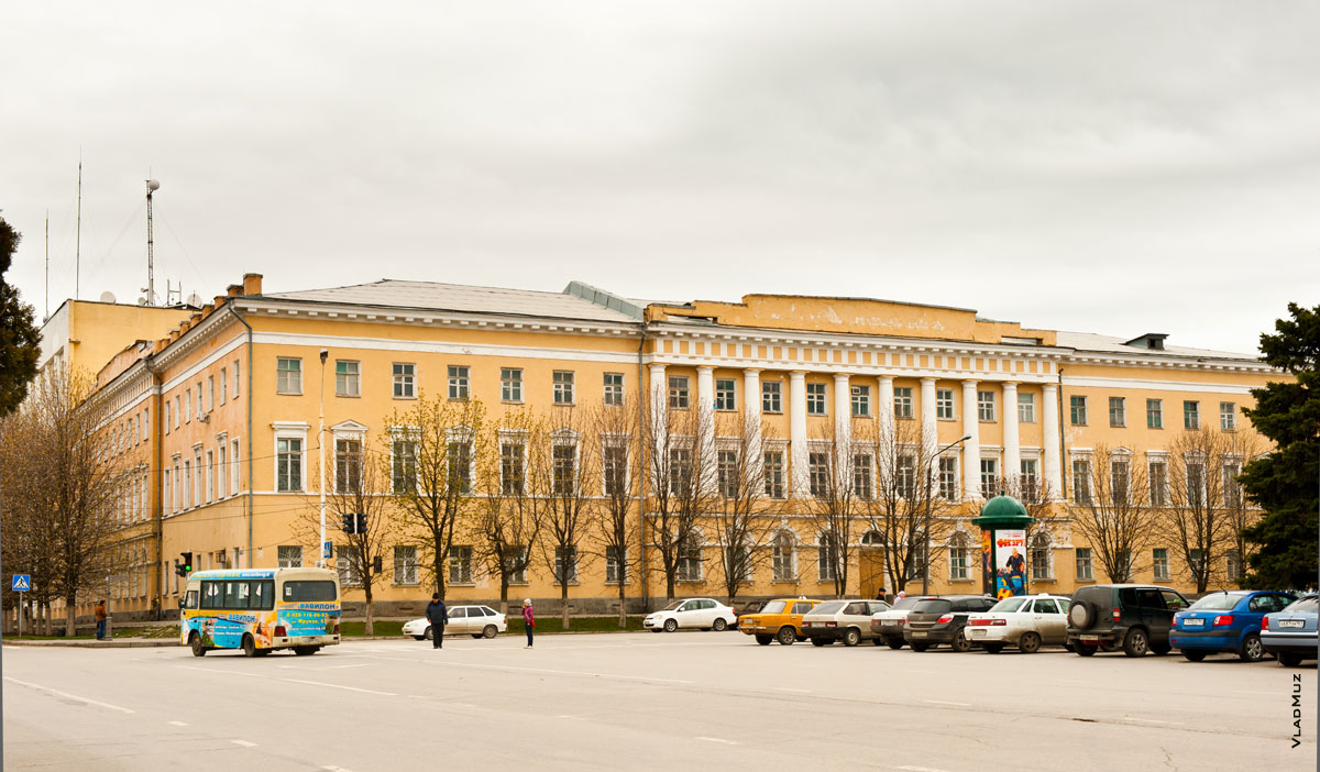 Фото здания с колоннами на территории бывшего училища связи в Новочеркасске