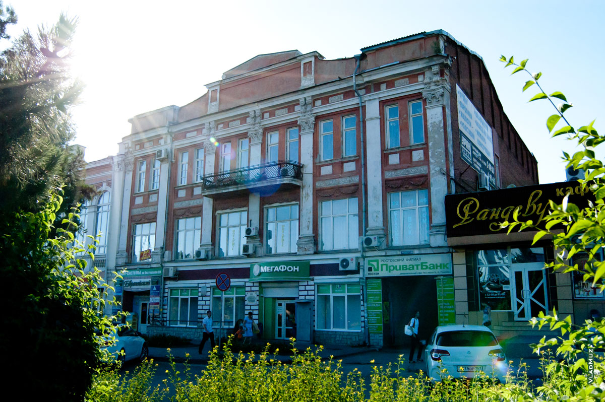 Фото 3-х этажного здания напротив Администрации Новочеркасска