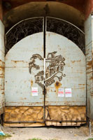 Металлический барельеф «Донвино» на воротах новочеркасского винного завода