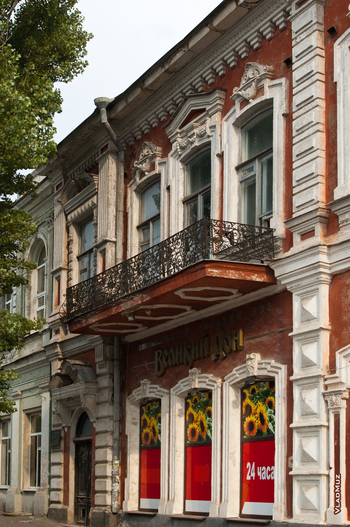 Фото 2-х этажного дома с кованым ограждением на балконе в Новочеркасске