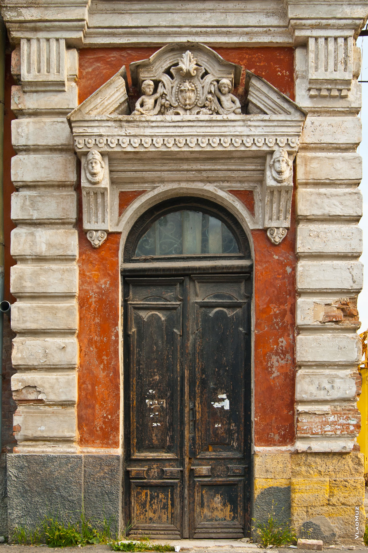 Фото входа в дом в Новочеркасске со старинной скульптурной композицией вверху