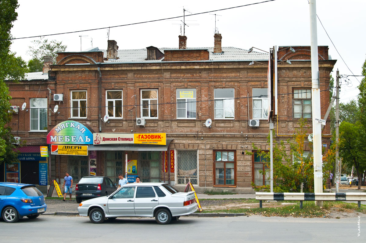 Фото дешевой наружной рекламы на старинном доме в Новочеркасске