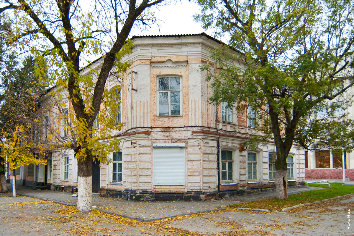 Фото углового здания на Дворцовой улице в Новочеркасске перед аркой в Александровский сад