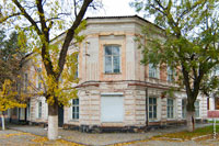 Угол здания на Дворцовой улице перед аркой в Александровский сад