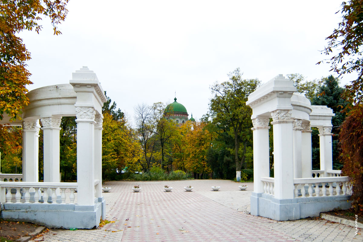 Фото колонн в Александровском саду в Новочеркасске