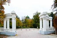 Эти колонны в Александровском саду - самое популярное место в Новочеркасске для свадебных фотосессий