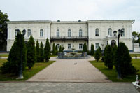 Фасад здания Атаманского дворца в Новочеркасске днем