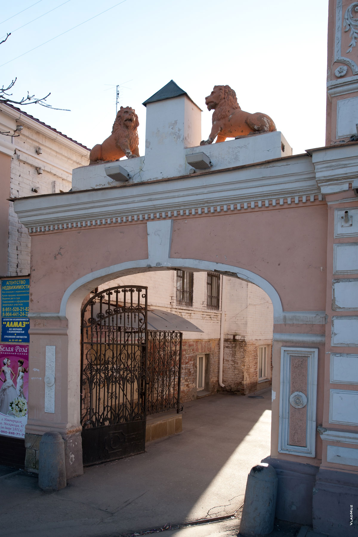 Фото арки с двумя львами рядом с дворцом торжественных обрядов в Новочеркасске
