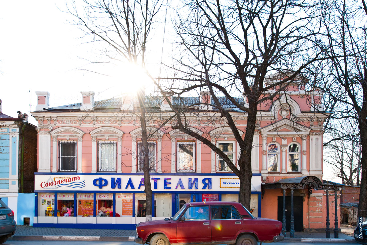 Фото красивого дома на Московской улице в Новочеркасске - фасад магазина с вывеской «Филателия»