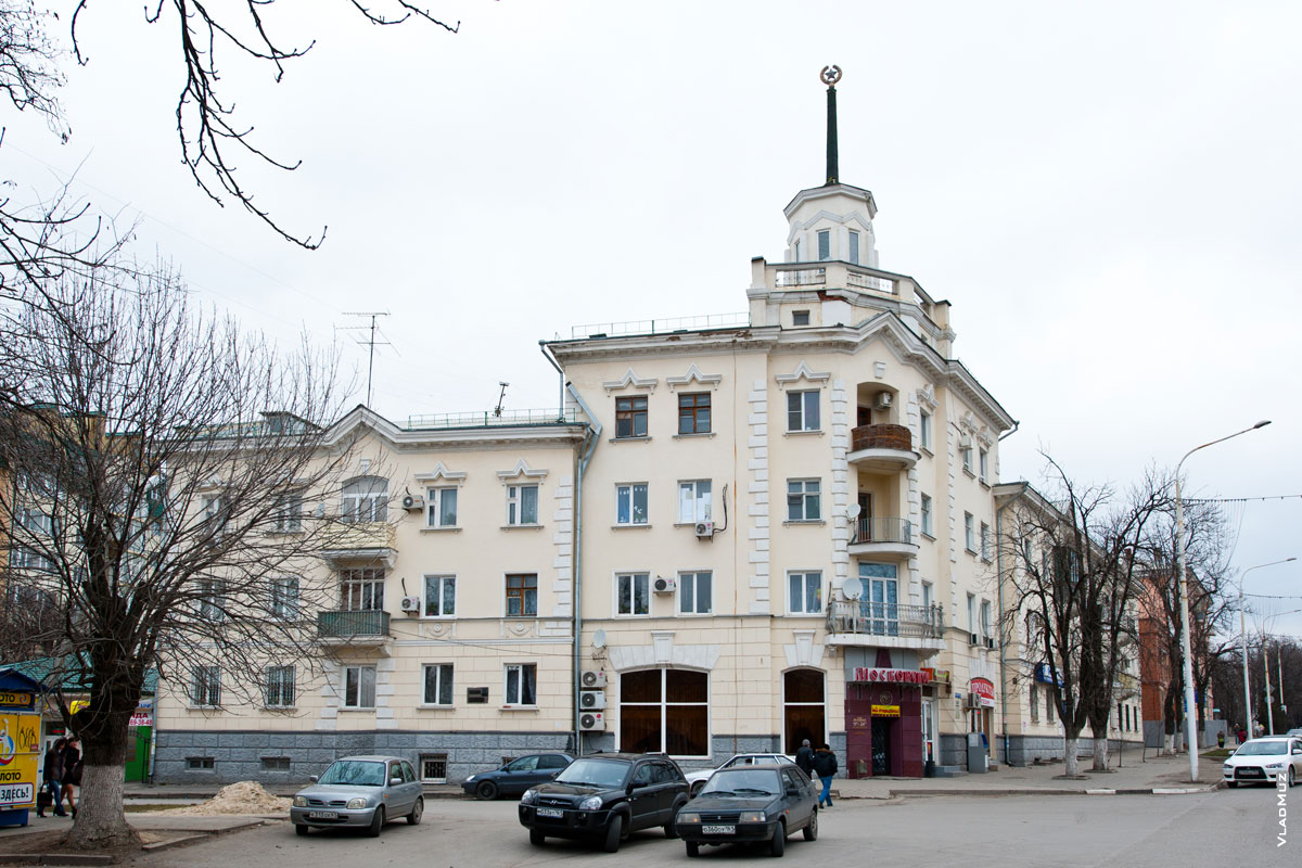 Фото 4-х этажного здания в сталинских архитектурных традициях с башней и шпилем на улице Московской в Новочеркасске