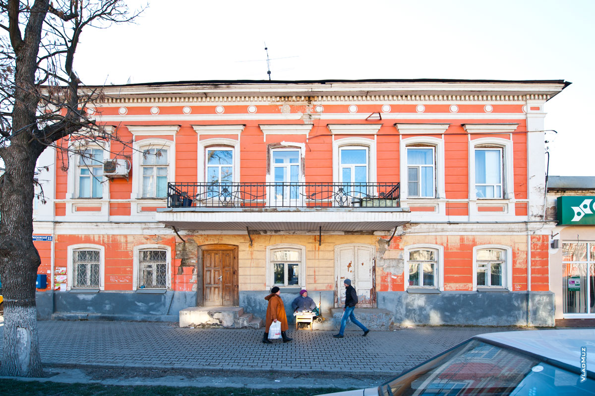 Фото старинного розового дома на улице Московской (напротив Центральной городской библиотеки им. А.С. Пушкина)