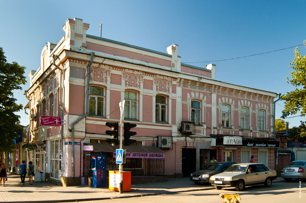 Фото 2-х этажного старинного дома в Новочеркасске на улице Московской