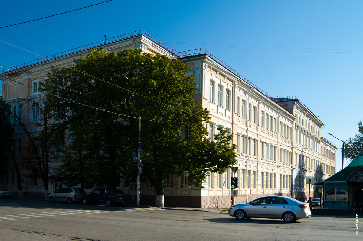Фото здания 1-й средней школы на улице Московской в Новочеркасске