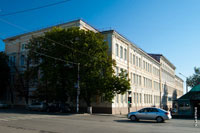 Здание 1-й средней школы на улице Московской в Новочеркасске. Я же учился в школе на Молодежном, построенной в простых хрущевских традициях
