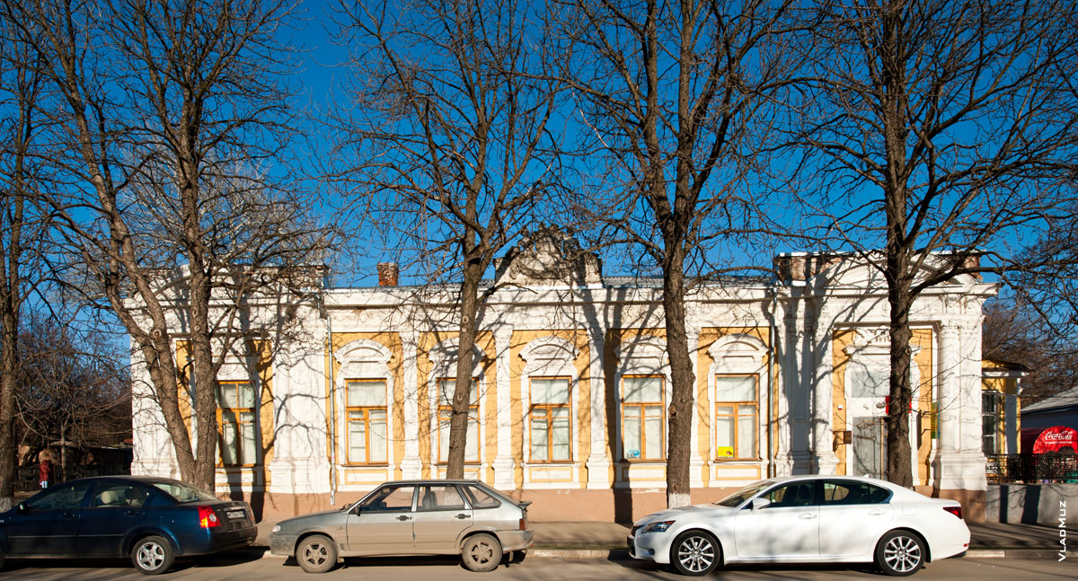 Фасад старинного 1-этажного дома на улице Московской в Новочеркасске