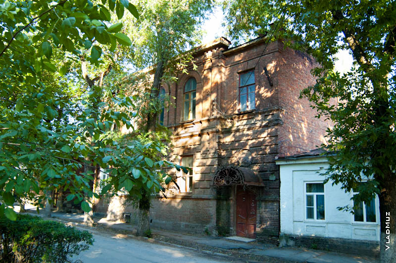 Привлекательный дом на улице Дубовского в Новочеркасске. Особенно впечатляет козырек на входе