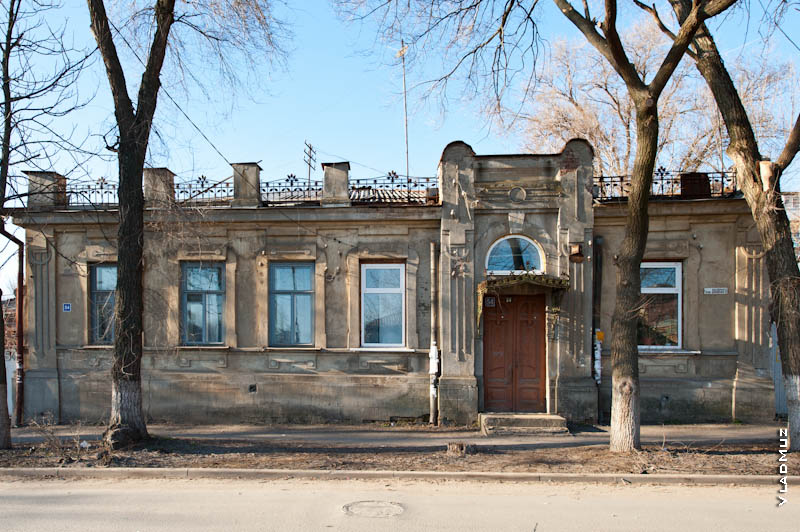 Фото старинной архитектуры Новочеркасска: украшения на доме выглядят солидно, как военный мундир