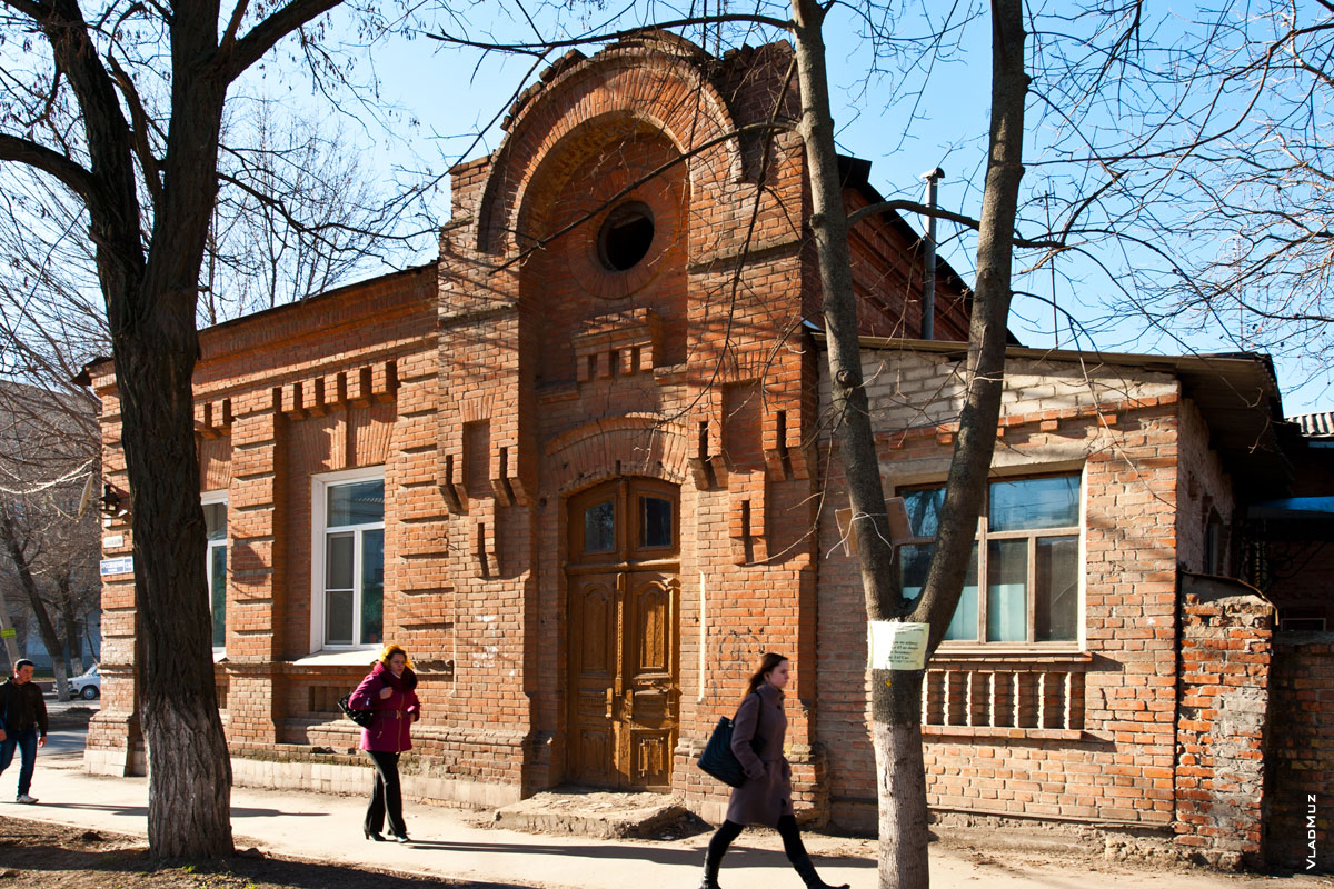 Фотография уникального старинного дома в Новочеркасске на улице Просвещения