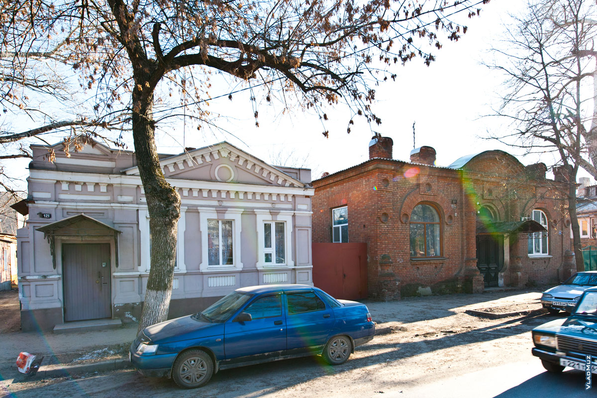 Фотография очень разных и разнообразных старинных домов в Новочеркасске на улице Просвещения