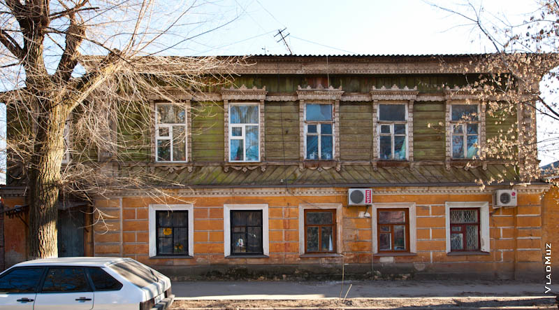 Фото деревянного старинного дома в Новочеркасске с украшениями из резьбы по дереву