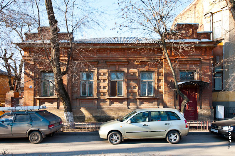 Фото старинного 1-этажного дома в Новочеркасске на улице Просвещения