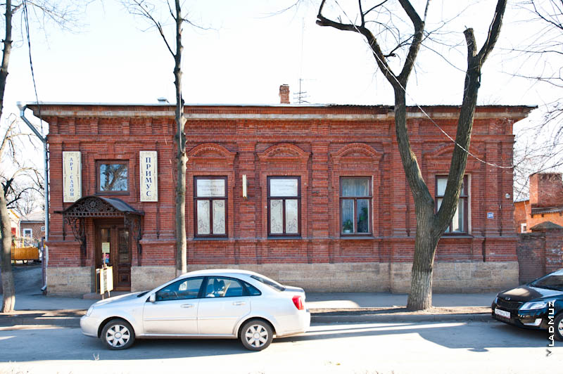 Фото 1-этажного старинного дома из красного кирпича в Новочеркасске на улице Просвещения